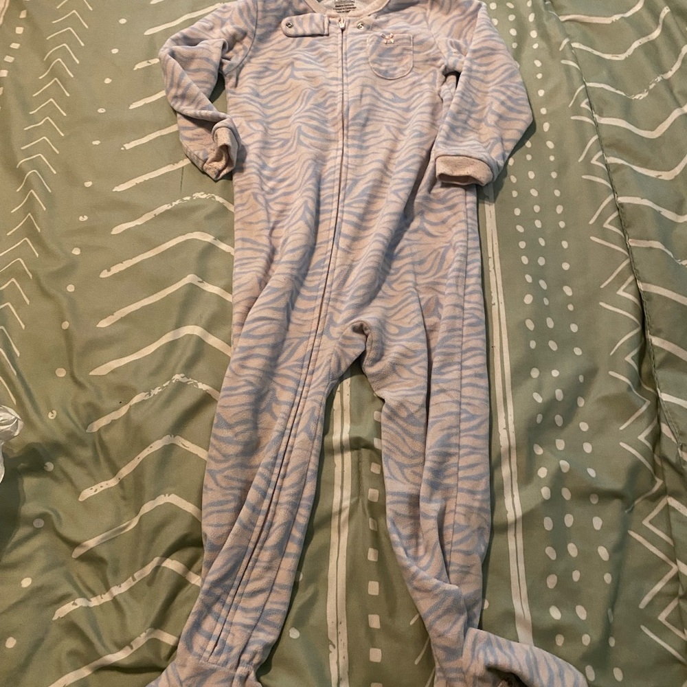 SOLD 5  FOR 20 BUNDLE FOR OFFER Two fleece Carter footie pajamas